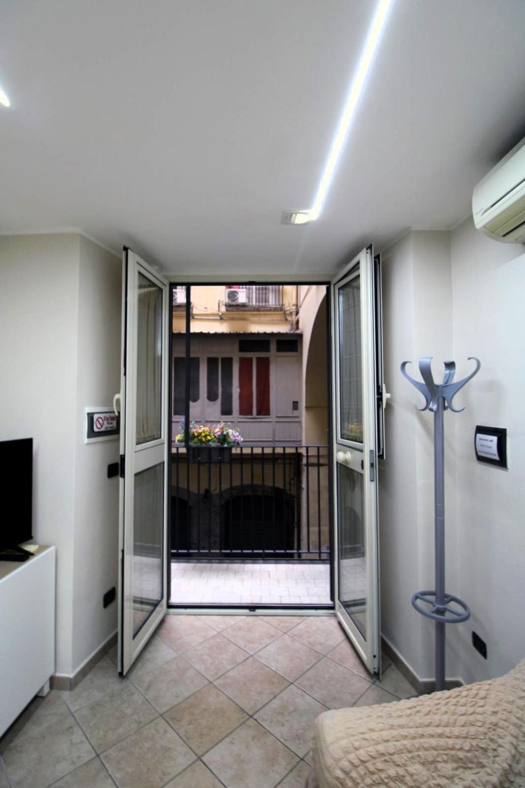 Lizzy'S House Apartment เนเปิลส์ ภายนอก รูปภาพ